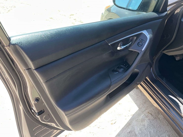 2015-nissan-altima-s-4-door-sedan-(149,037-miles)-image-9