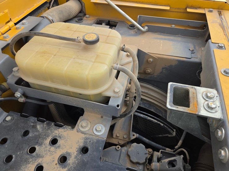 2017-deere-245g-lc-image-30