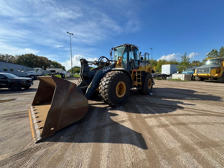 deere-744k-image-1