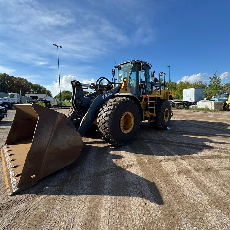DEERE 744K