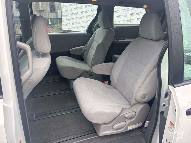 2017-toyota-sienna-image-17