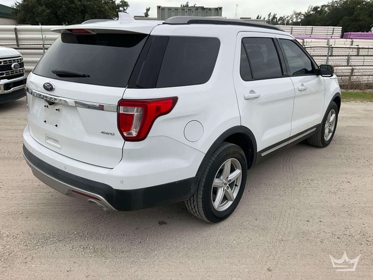 2017-ford-explorer-image-3