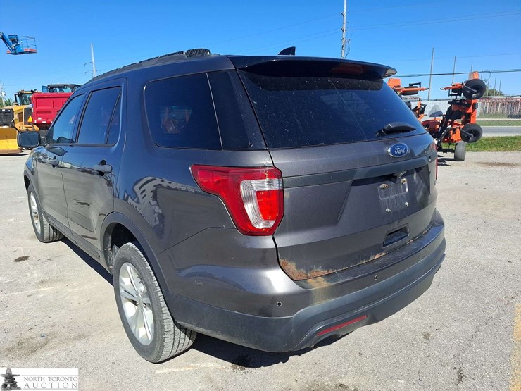 2016-ford-explorer-image-7