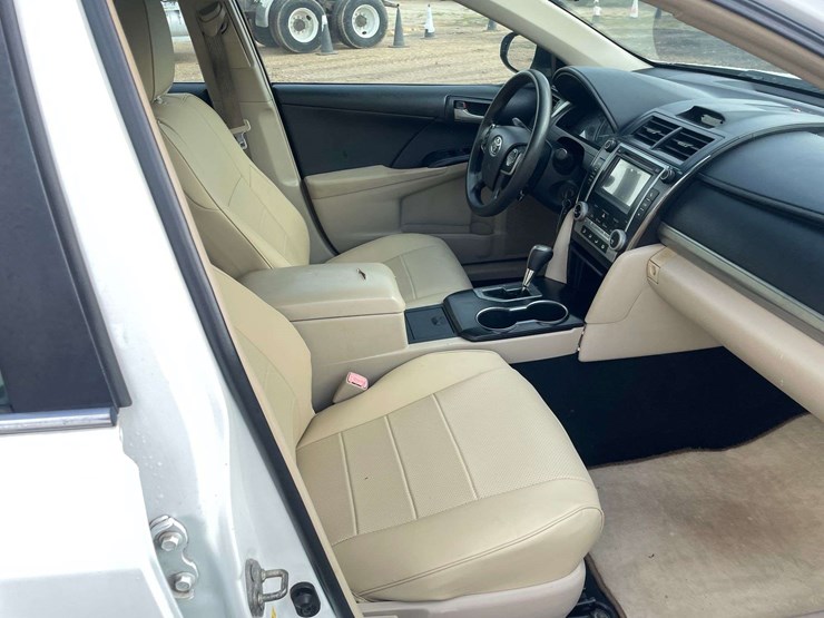 2014-toyota-camry-le-4-door-sedan-(170,014-miles)-image-18