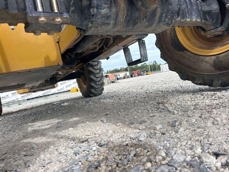 2019-caterpillar-th514d-image-24