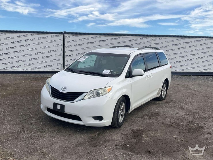 2013-toyota-sienna-image-1