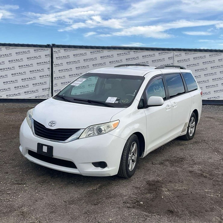 2013 TOYOTA SIENNA