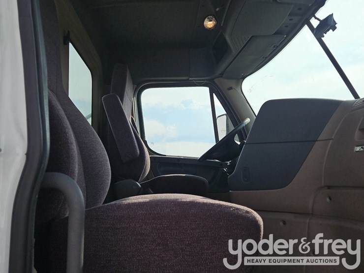 2017-freightliner-cascadia-113-image-21