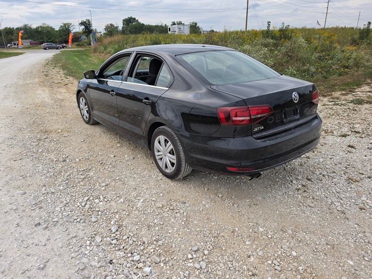 #25322-•-2017-volkswagen-jetta-passenger-car-image-9