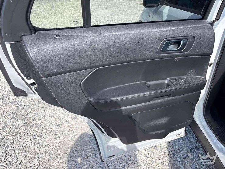 2016-ford-explorer-image-18