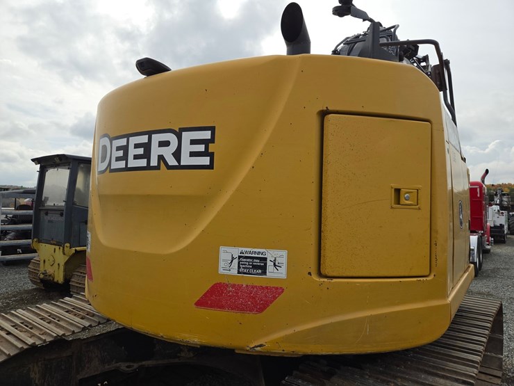 2017-deere-245g-lc-image-45