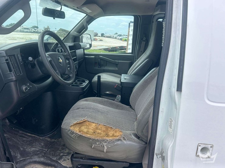 2017-chevrolet-express-g2500-image-13