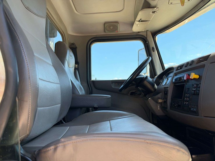 2020-peterbilt-348-image-17
