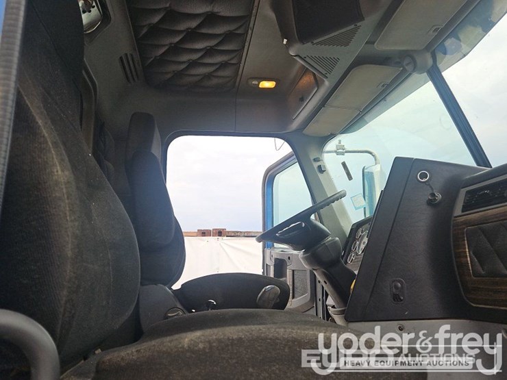 2019-freightliner-122sd-image-52