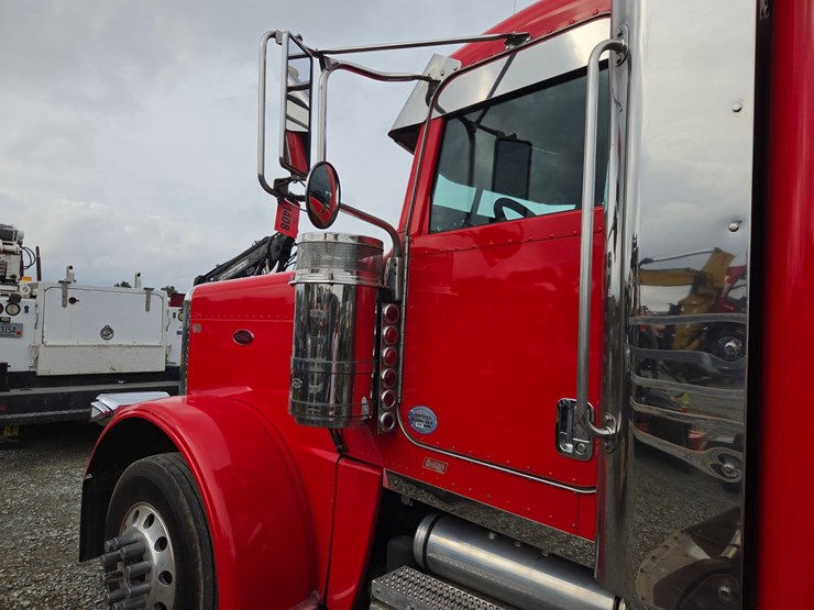 #1408-•-2014-peterbilt-388-sleeper-cab-truck-tractor-image-19