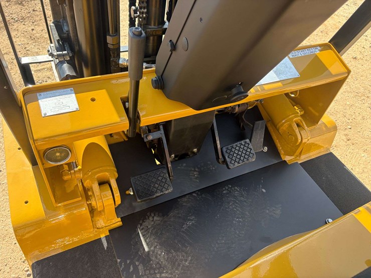 caterpillar-v40d-image-11