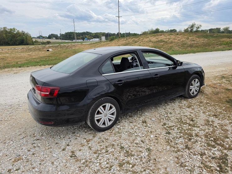 #25322-•-2017-volkswagen-jetta-passenger-car-image-14