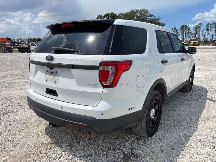 2016-ford-explorer-image-2