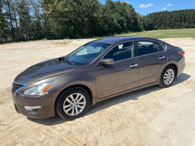 2015-nissan-altima-s-4-door-sedan-(149,037-miles)-image-1