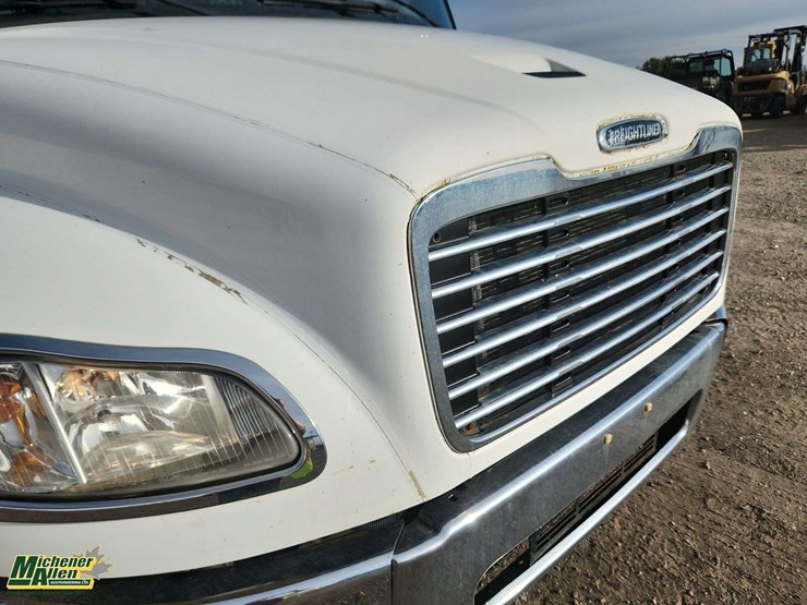 2014-freightliner-m2-106-image-40