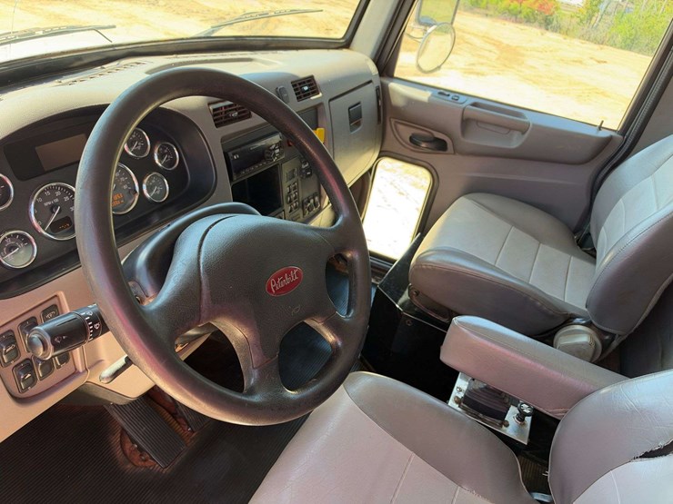 2020-peterbilt-348-image-12