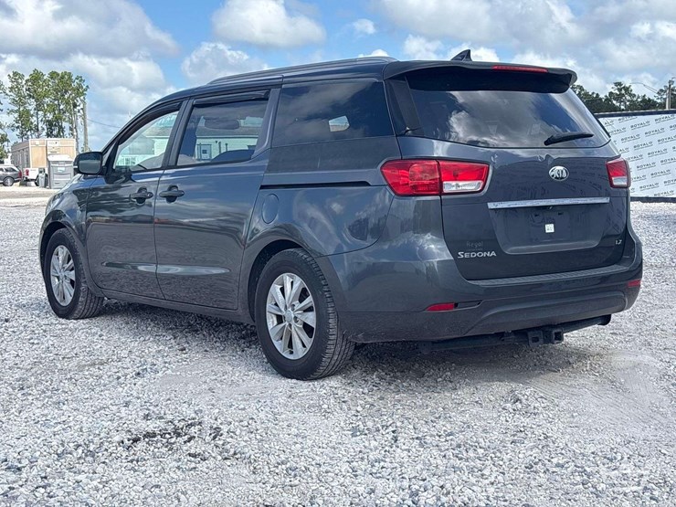 2015-kia-sedona-image-2