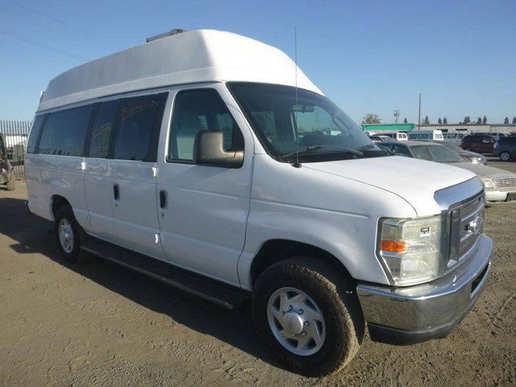 2014-ford-econoline-350-image-2