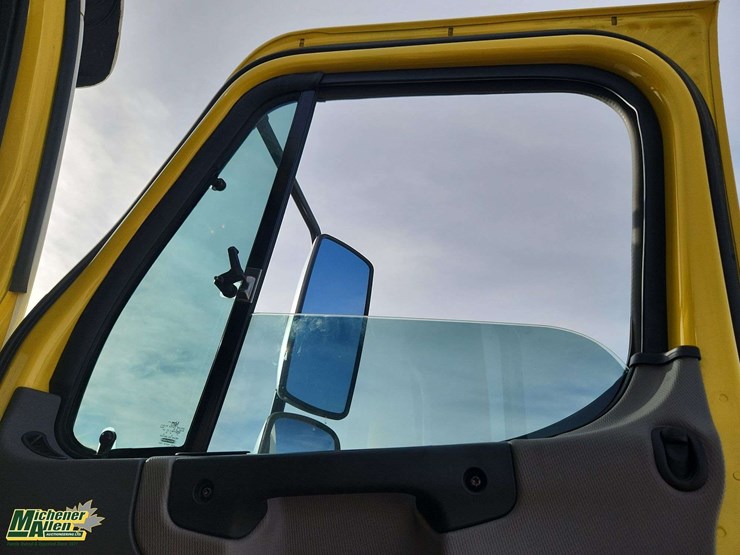 2014-freightliner-m2-106-image-39