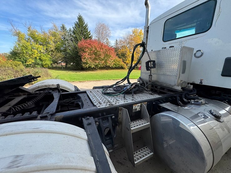 2022-kenworth-t680-image-24