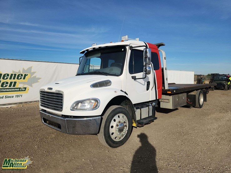 2014-freightliner-m2-106-image-1