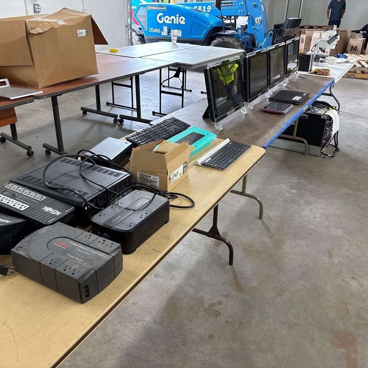 4 Msi cp, 1 HP Probook, UPS.
