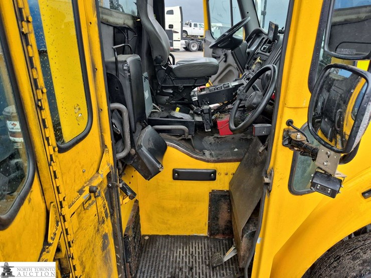 2018-freightliner-m2-106-image-27