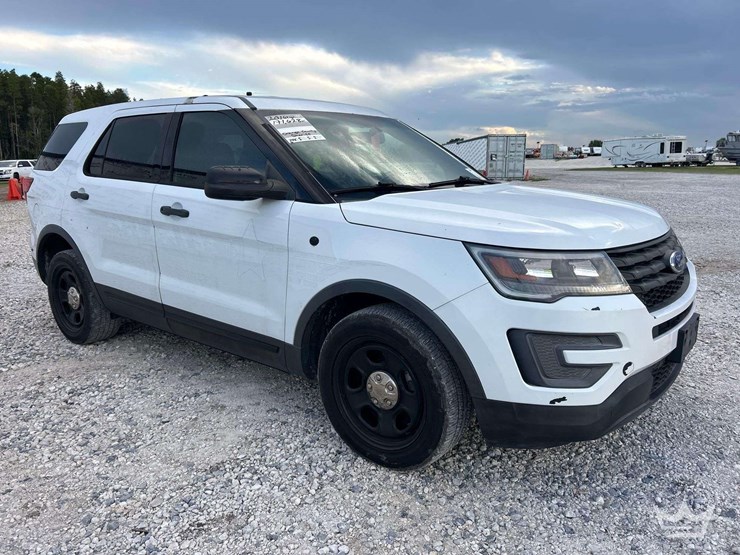 2016-ford-explorer-image-2