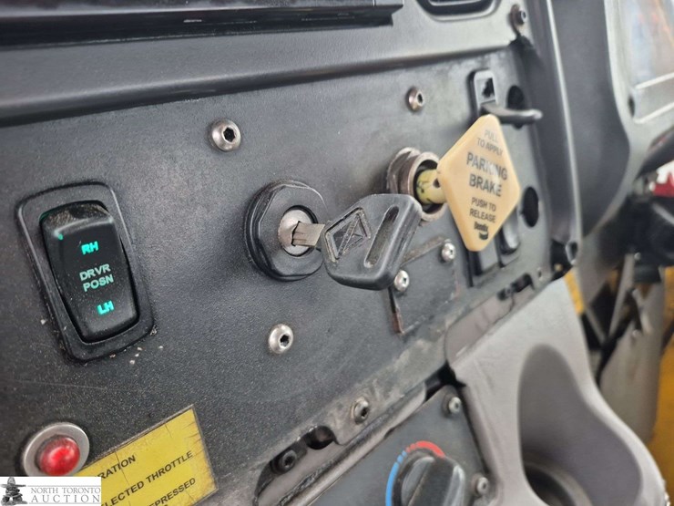 2018-freightliner-m2-106-image-18