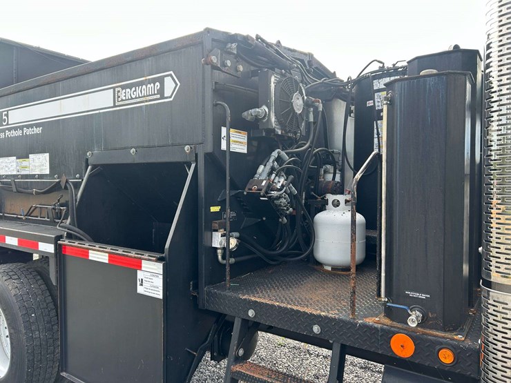 2019-international-durastar-4300-image-13