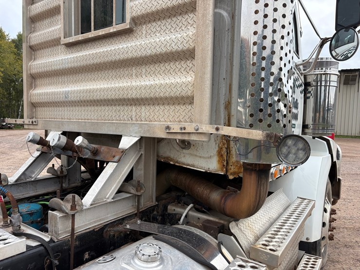 2013-western-star-4900sa-image-11