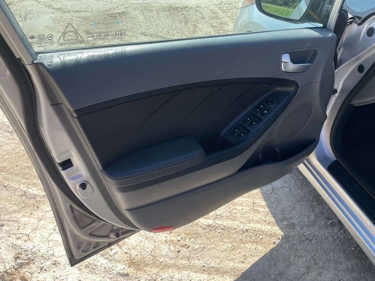 2017-kia-forte-4-door-sedan-(181,895-miles)-image-9