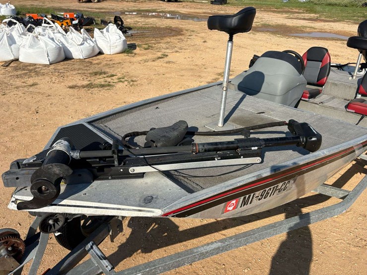 2010-bassmaster-pro-16-freshwater-boat-w/-trailer-image-10
