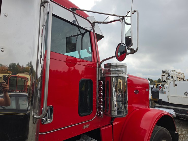 #1408-•-2014-peterbilt-388-sleeper-cab-truck-tractor-image-16