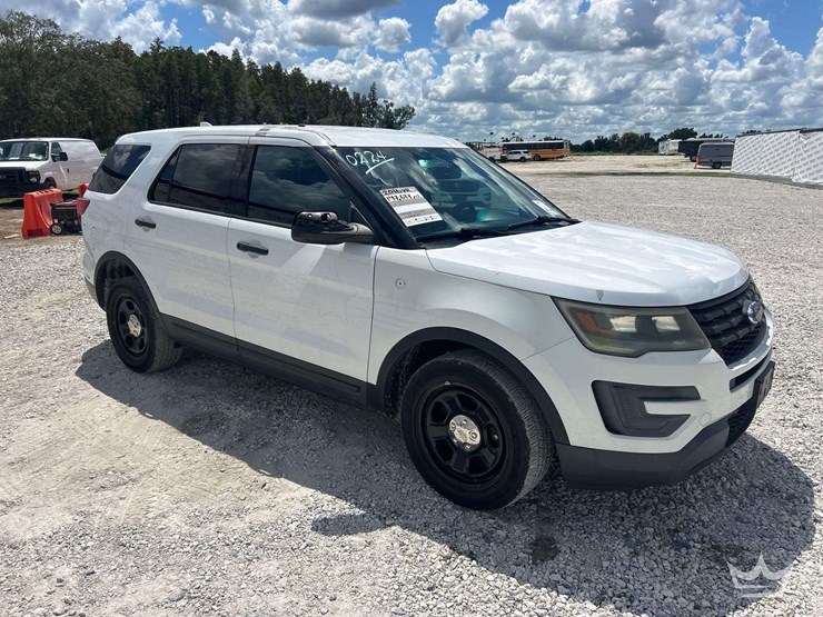2016-ford-explorer-image-2