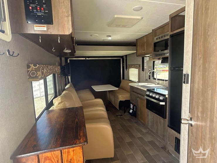 2019-28ft-keystone-coleman-toy-hauler-t/a-travel-trailer-image-13