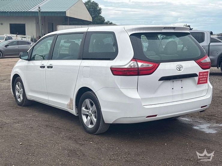 2017-toyota-sienna-image-4