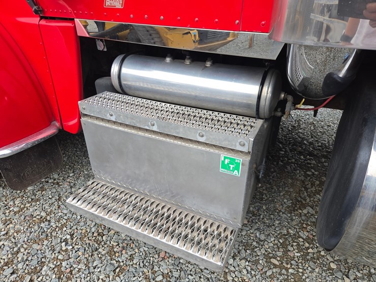 #1408-•-2014-peterbilt-388-sleeper-cab-truck-tractor-image-20