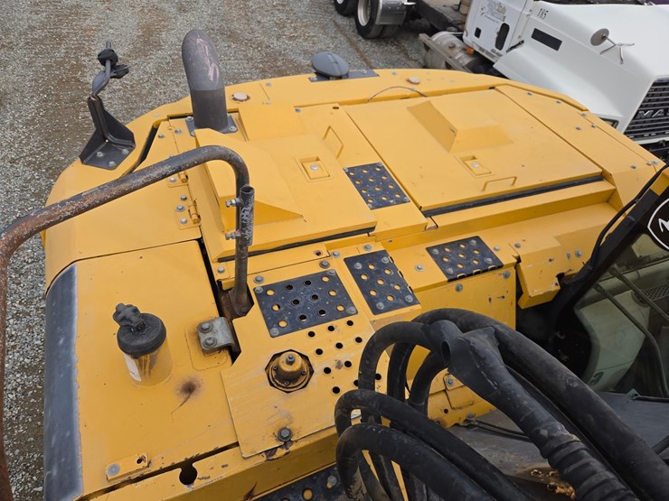 2017-deere-245g-lc-image-26