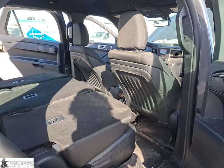 2020-ford-explorer-image-18