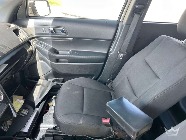 2018-ford-explorer-image-21