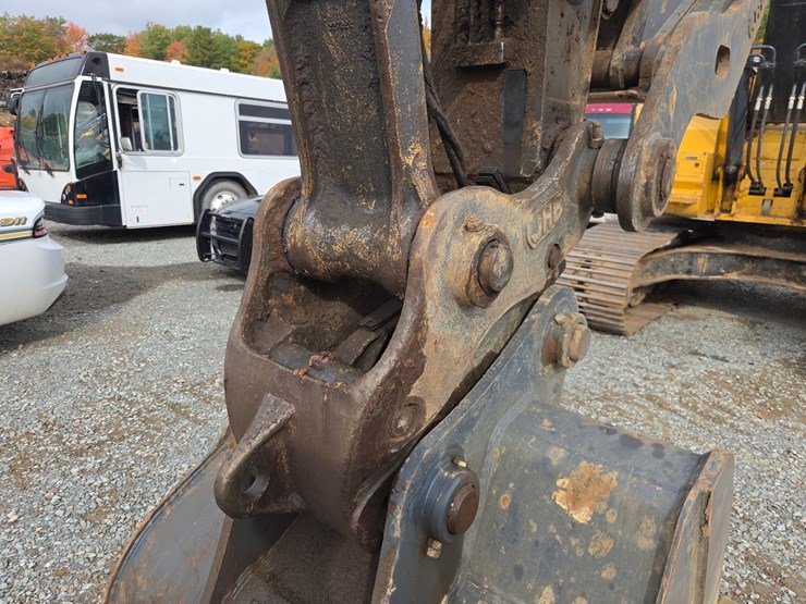 2017-deere-245g-lc-image-14
