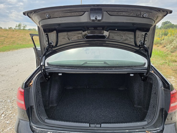 #25322-•-2017-volkswagen-jetta-passenger-car-image-57