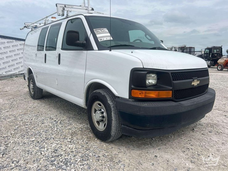 2017-chevrolet-express-g2500-image-2