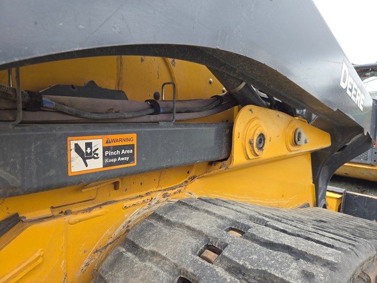 2020-deere-331g-image-22